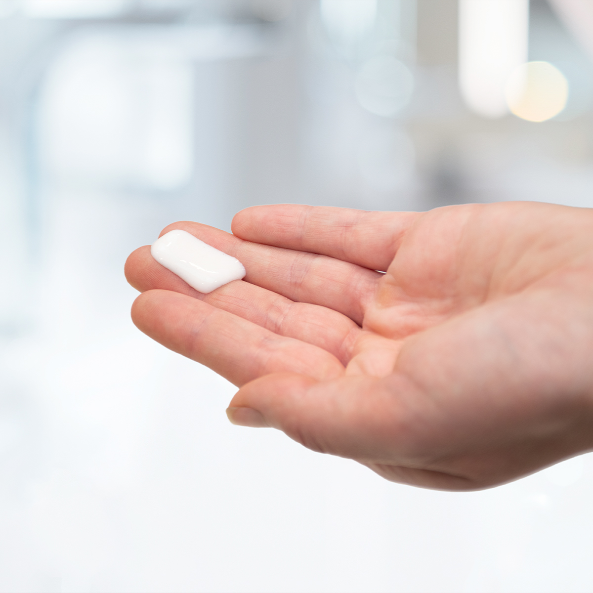 Crema antietà su una mano femminile