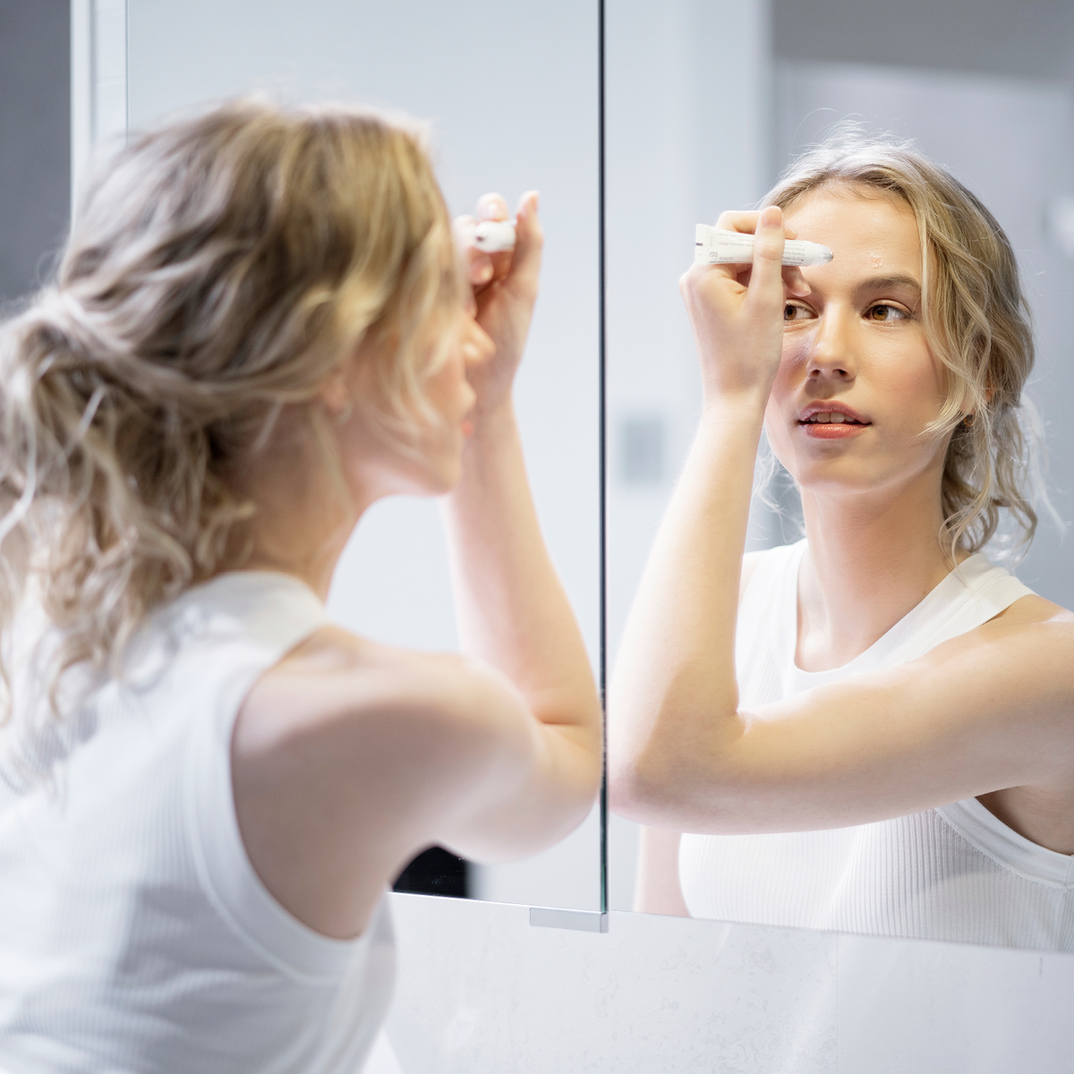 Giovane donna applica un rullo anti-imperfezioni