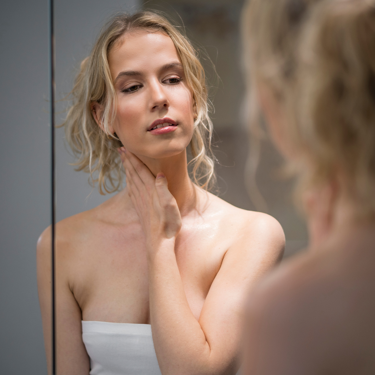 Vrouw brengt nachtcrème aan