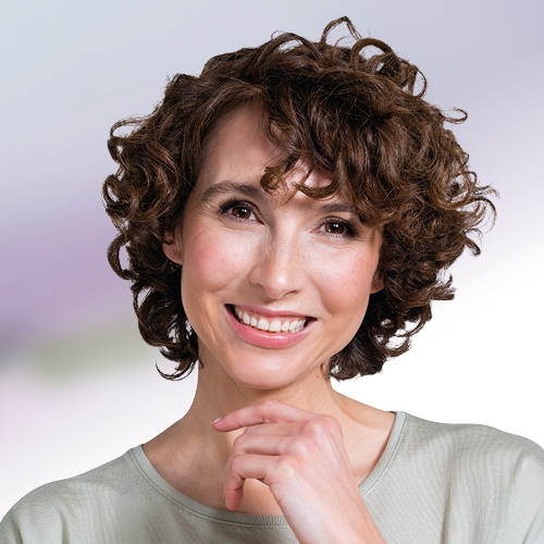[Translate to Englisch:] Frau mit Locken lächelt. 