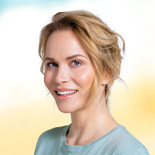 Glimlachende, blonde vrouw voor een geelblauwe achtergrond