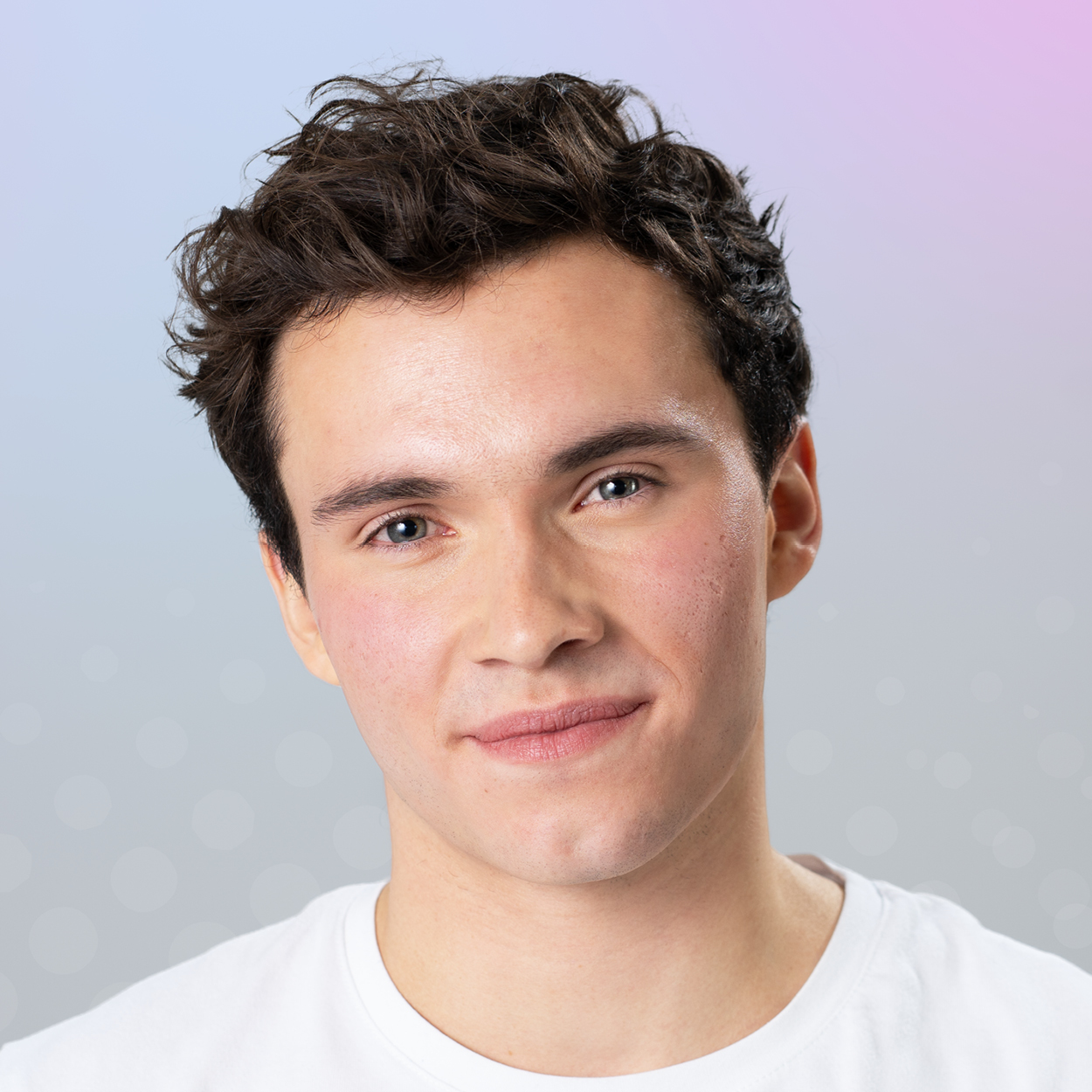 Ragazzo sorridente su sfondo blu e rosa
