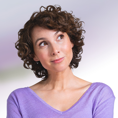 Femme ménopausée aux cheveux foncés