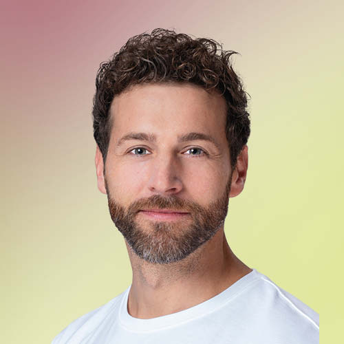 Sympathieke man voor een groen-rode achtergrond