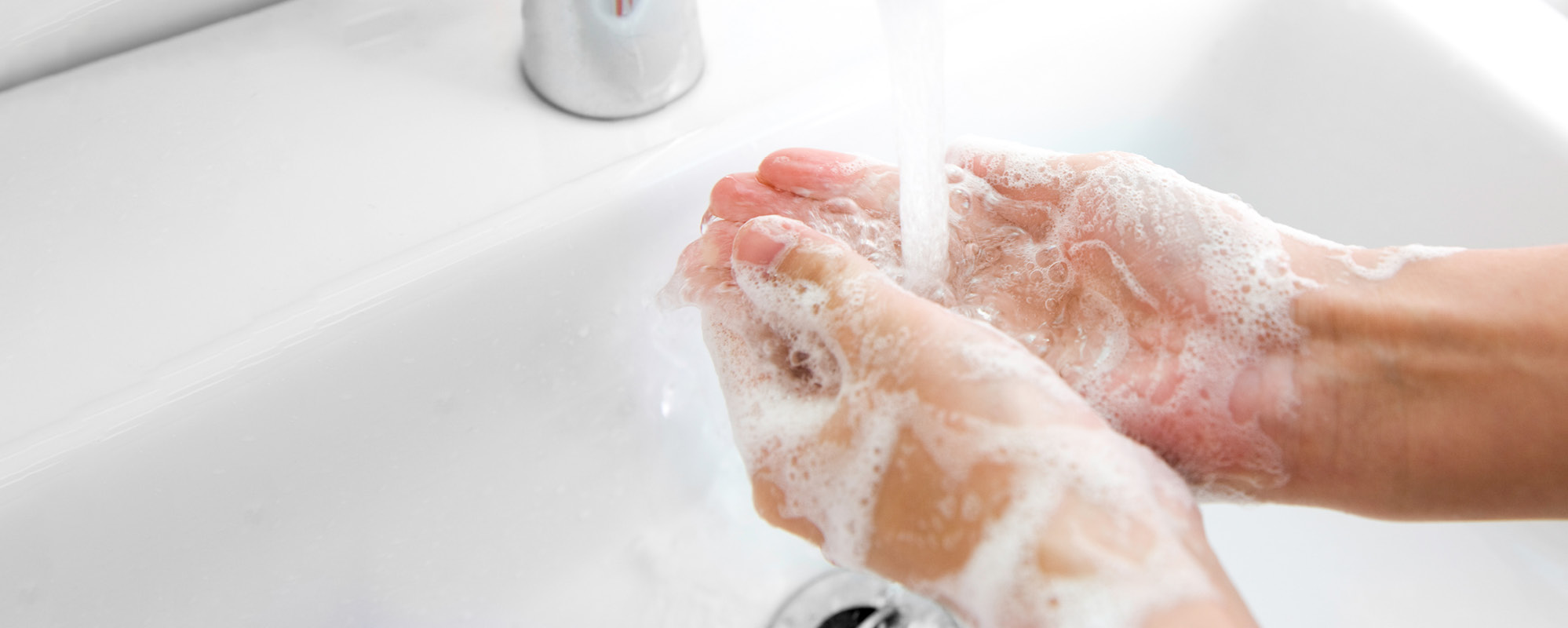 Person who washes his hands