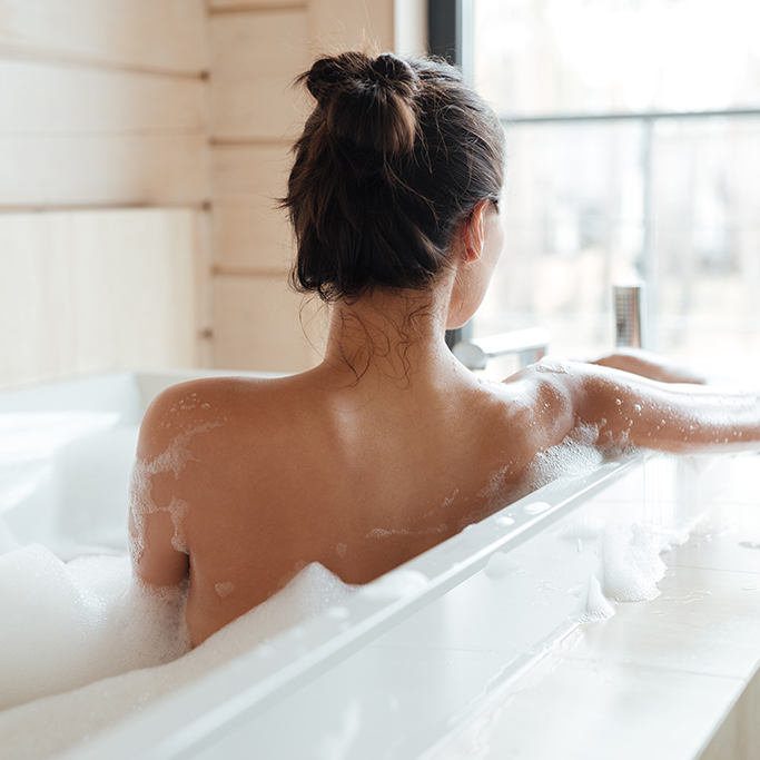 [Translate to Niederländisch:] Frau in Badewanne