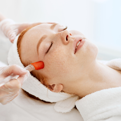 Er wordt een peeling uitgevoerd bij een roodharige vrouw