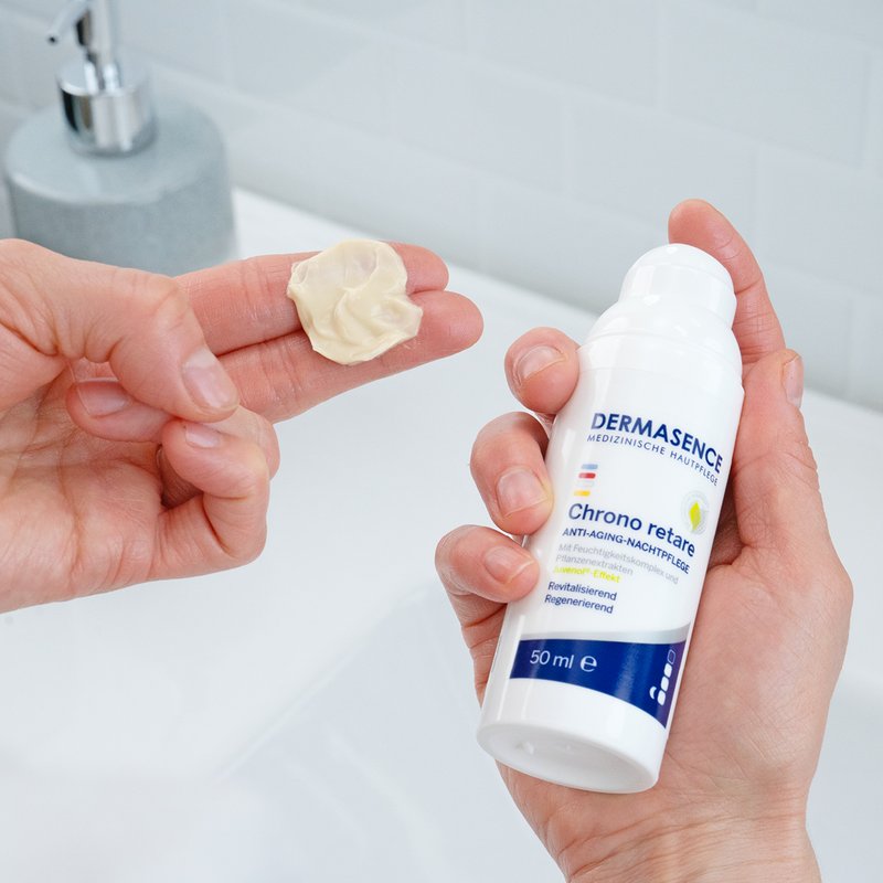 Foto van handen die de textuur van het product laten zien.