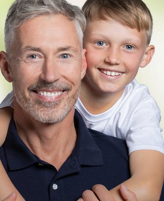 Smilende far og søn