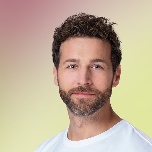 Venlig mand med brunt hår på rød-grøn baggrund