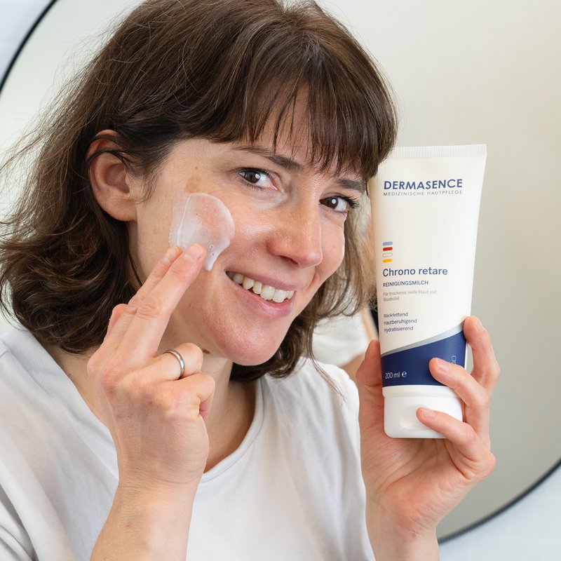Photo d'une femme appliquant le produit.