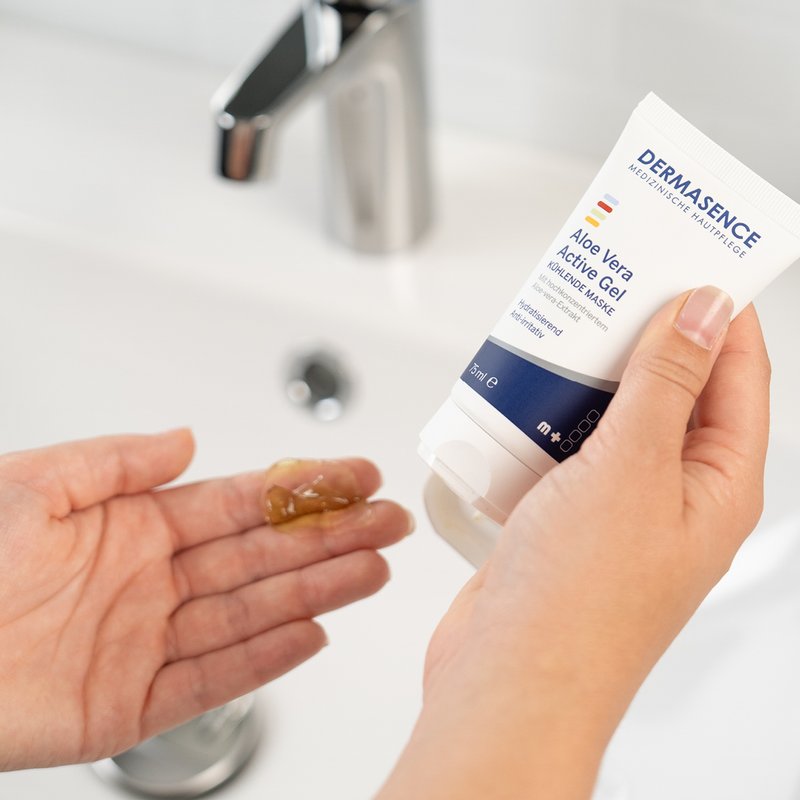 Foto van handen die de textuur van het product laten zien.