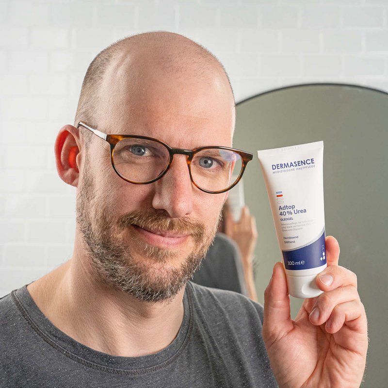 Foto di un uomo che applica il prodotto.