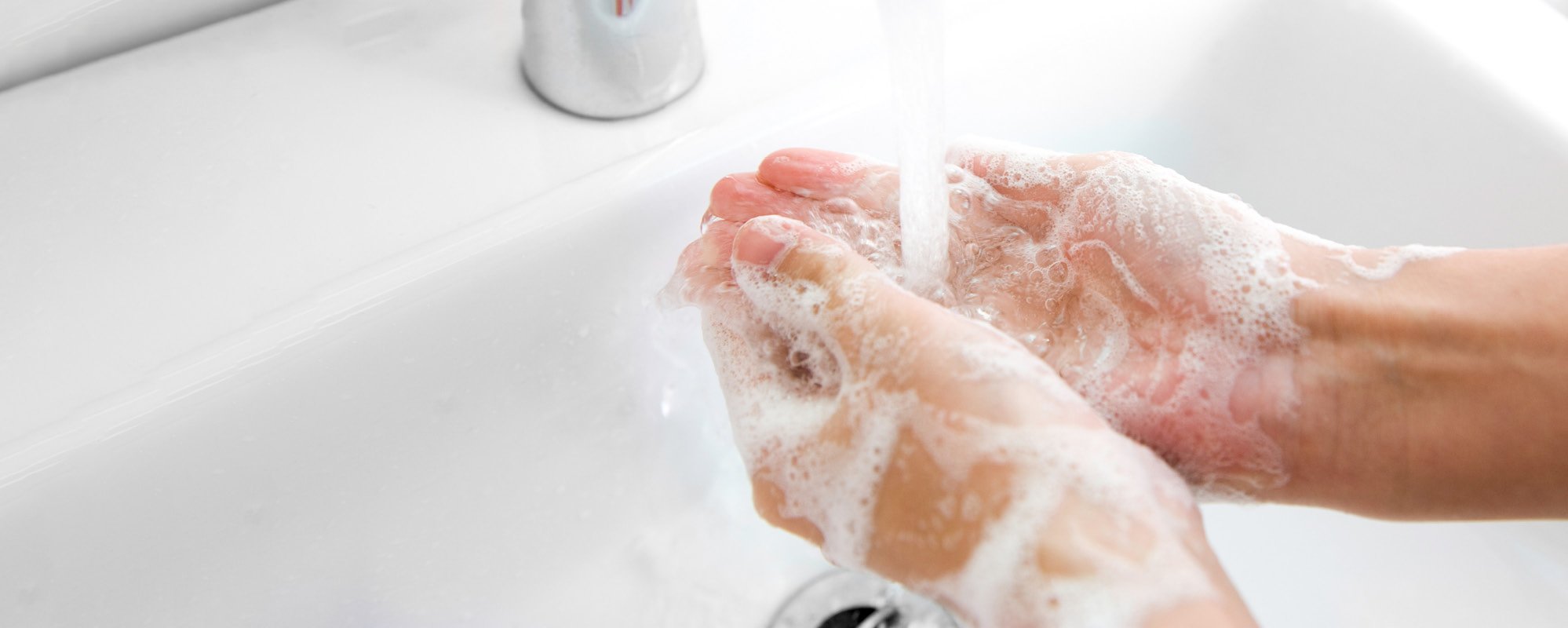 Person who washes his hands