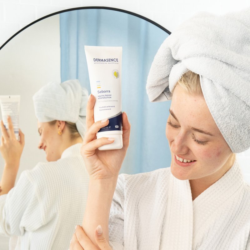Foto van een vrouw die het product aanbrengt.