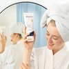 Foto van een vrouw die het product aanbrengt.