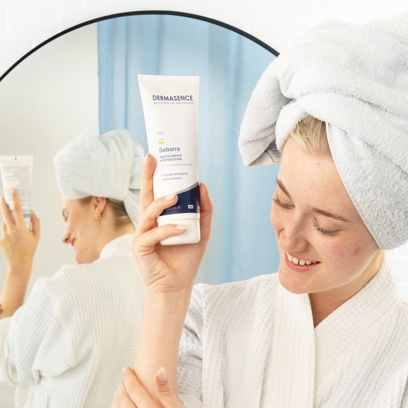 Foto van een vrouw die het product aanbrengt.