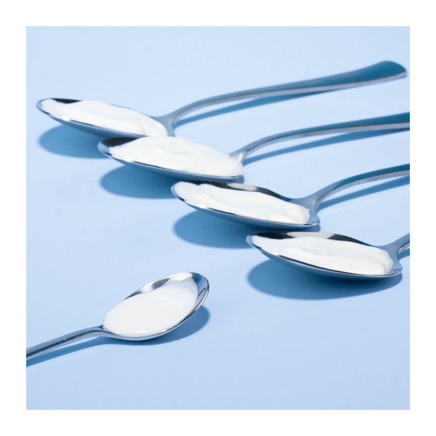 Cuillère avec la bonne quantité de protection solaire