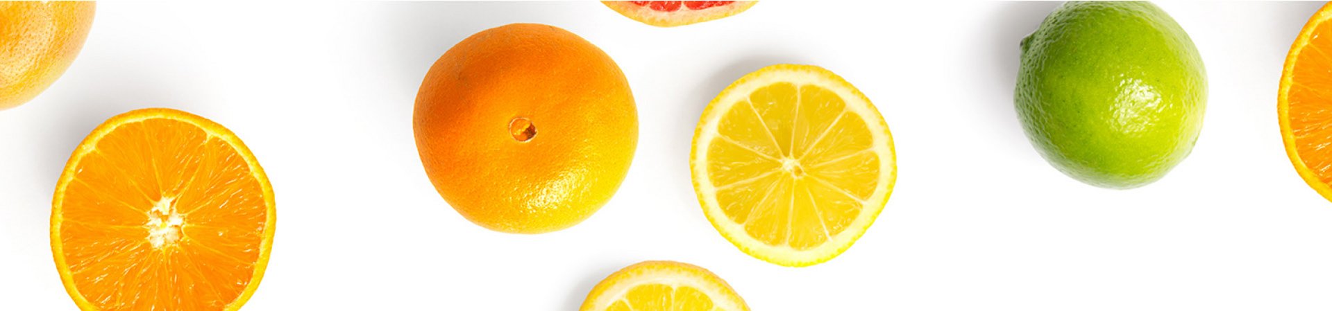 Arance, limoni e lime su sfondo bianco