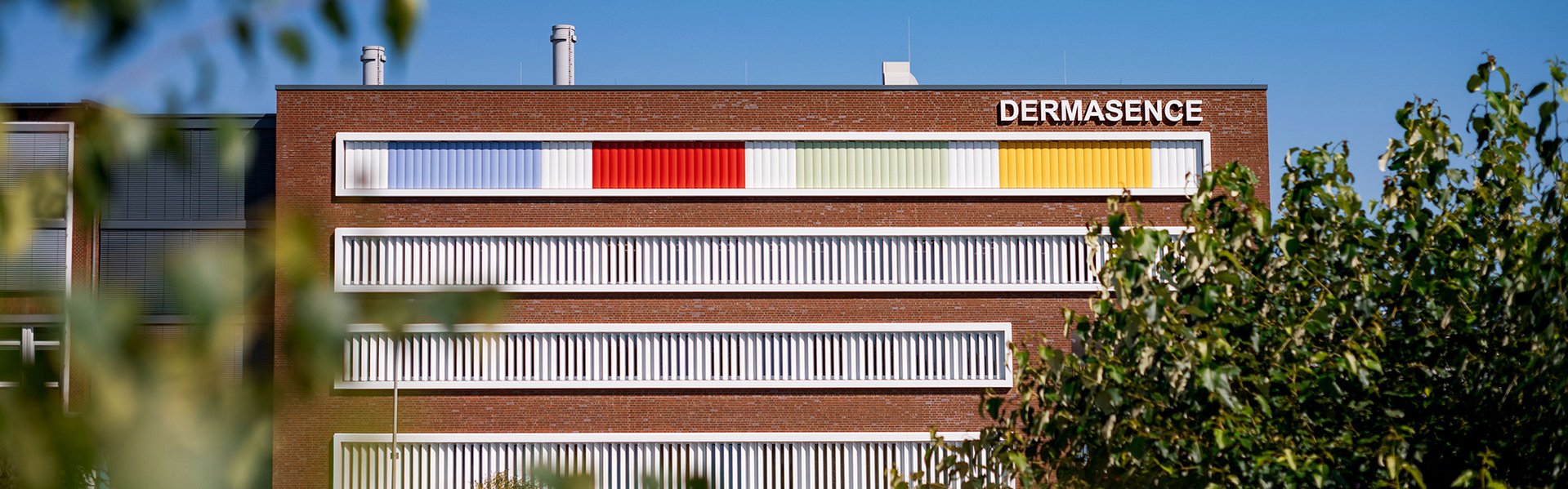 [Translate to Niederländisch:] Fassade des DERMASENCE-Firmensitzes, Bildnachweis: Daniel Morsay