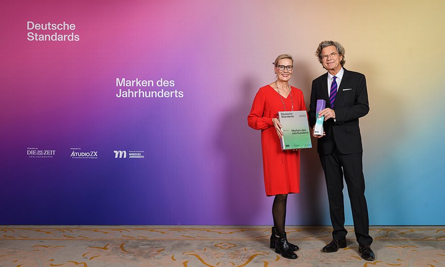 DERMASENCE CMO G. Hams-Weinecke neemt prijs in ontvangst