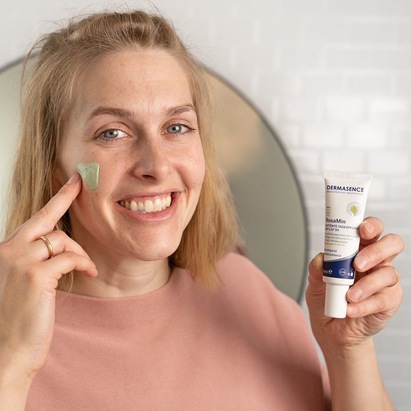 Foto van een vrouw die het product aanbrengt.