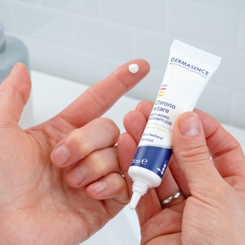 Foto van handen die de textuur van het product laten zien.