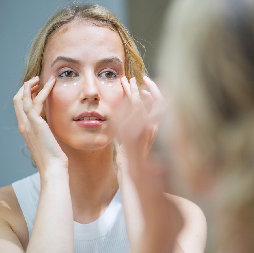 Vrouw brengt oogcrème aan