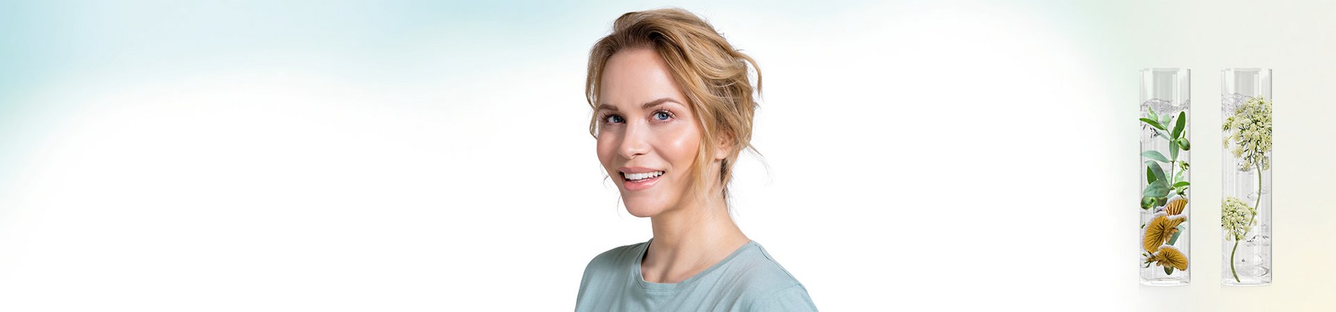 La ligne de soins Hyalusome de DERMASENCE – Soins anti-âge préventifs pour la peau à partir de 25 ans Femme blonde, souriante