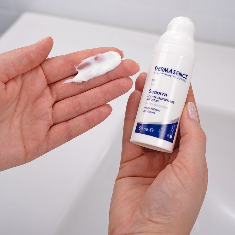 Photo de mains montrant la texture du produit.