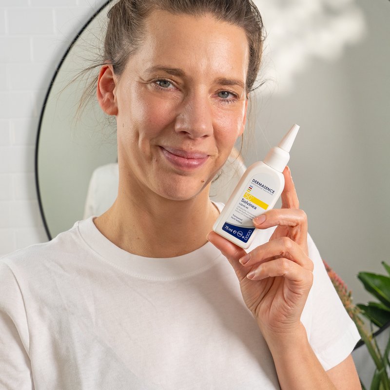 Photo d'une femme appliquant le produit.