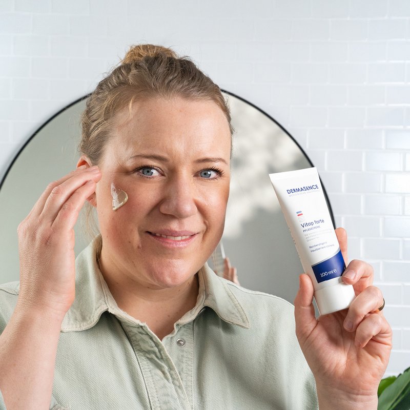 Foto van een vrouw die het product aanbrengt.