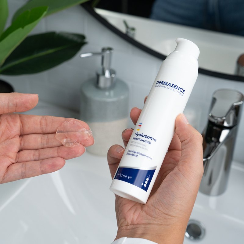 Foto van handen die de textuur van het product laten zien.