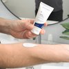 Foto van een arm die de textuur van het product laat zien.
