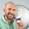 Foto van een man die het product aanbrengt.