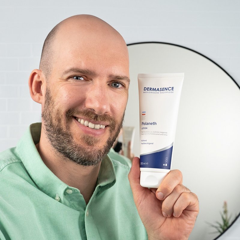 Foto van een man die het product aanbrengt.