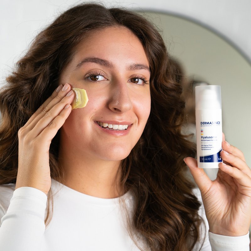 Foto van een vrouw die het product aanbrengt.