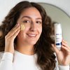 Foto van een vrouw die het product aanbrengt.