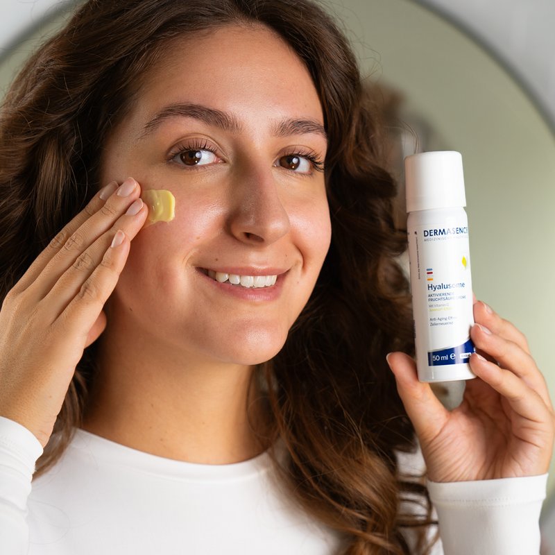 Foto van een vrouw die het product aanbrengt.