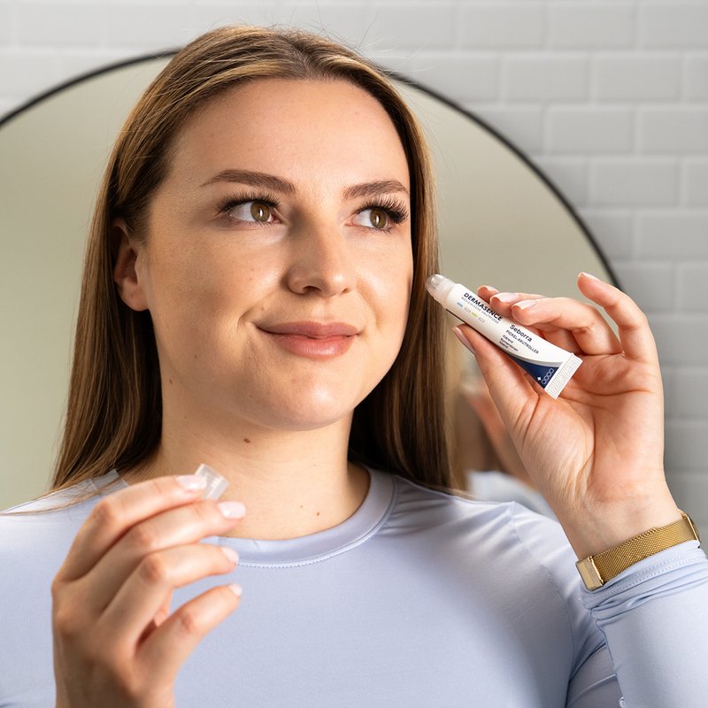 Foto van een vrouw die het product aanbrengt.