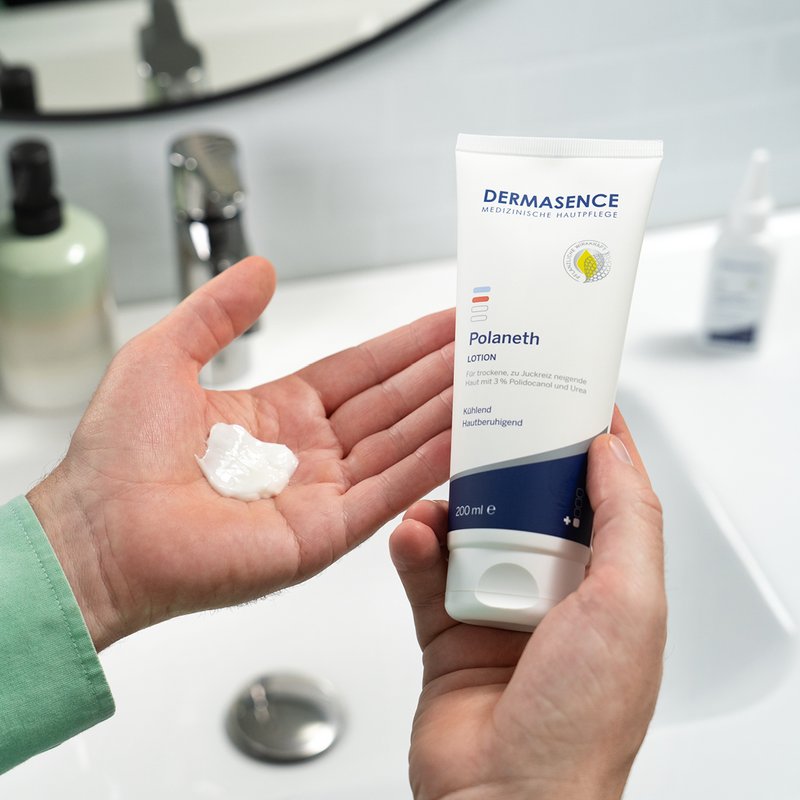 Foto van handen die de textuur van het product laten zien.