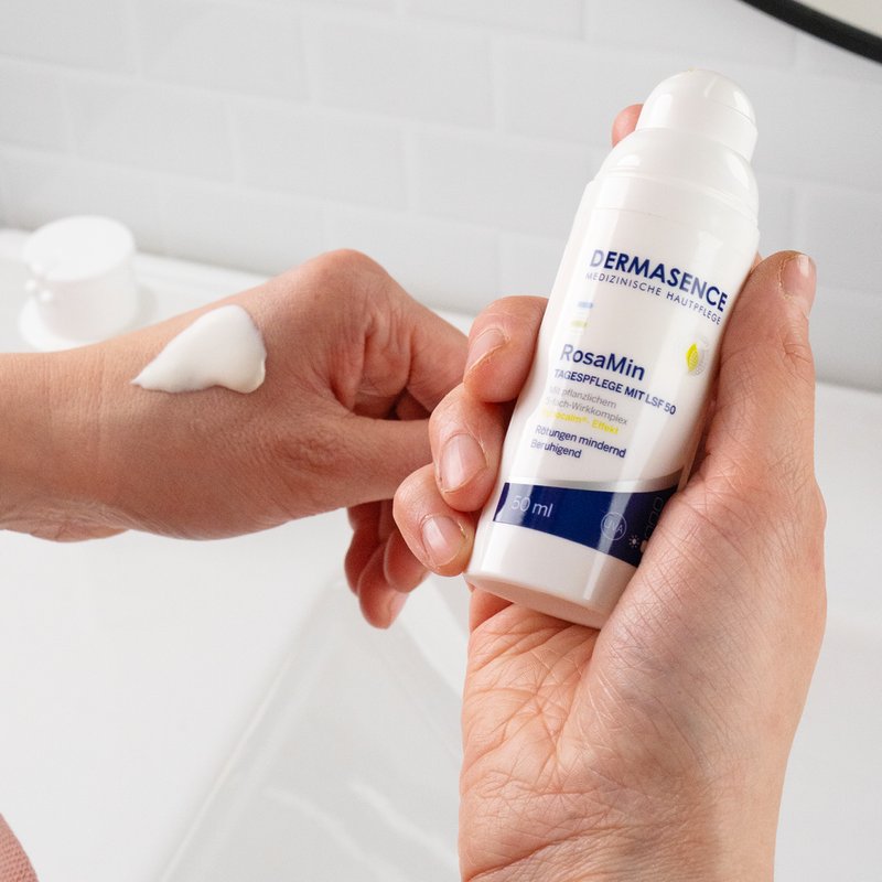 Foto van handen die de textuur van het product laten zien.