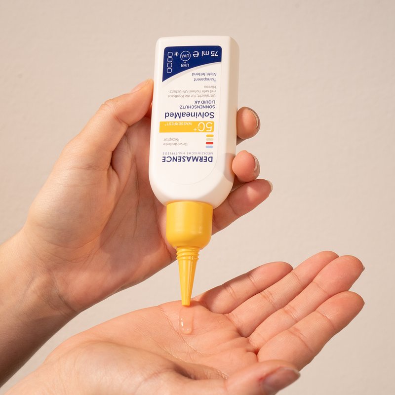 Photo de mains montrant la texture du produit.