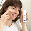 Foto van een vrouw die het product aanbrengt.