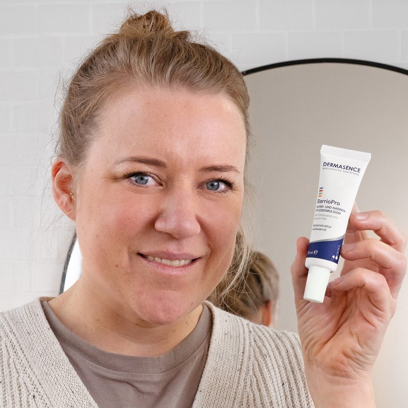 Foto van een vrouw die het product aanbrengt.