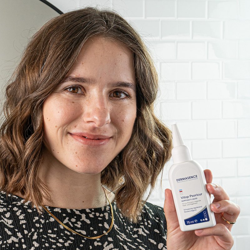 Foto af en kvinde, der holder produktet i hånden.