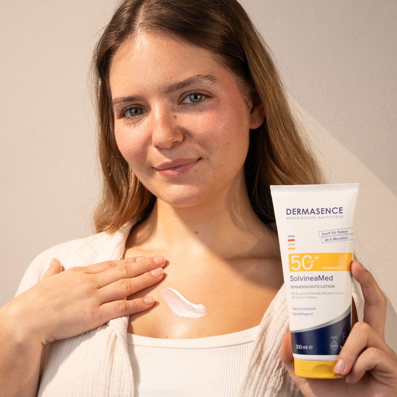 Photo d'une femme appliquant le produit.