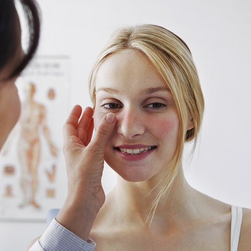 Vrouw met rosacea die behandeld wordt door een dermatoloog