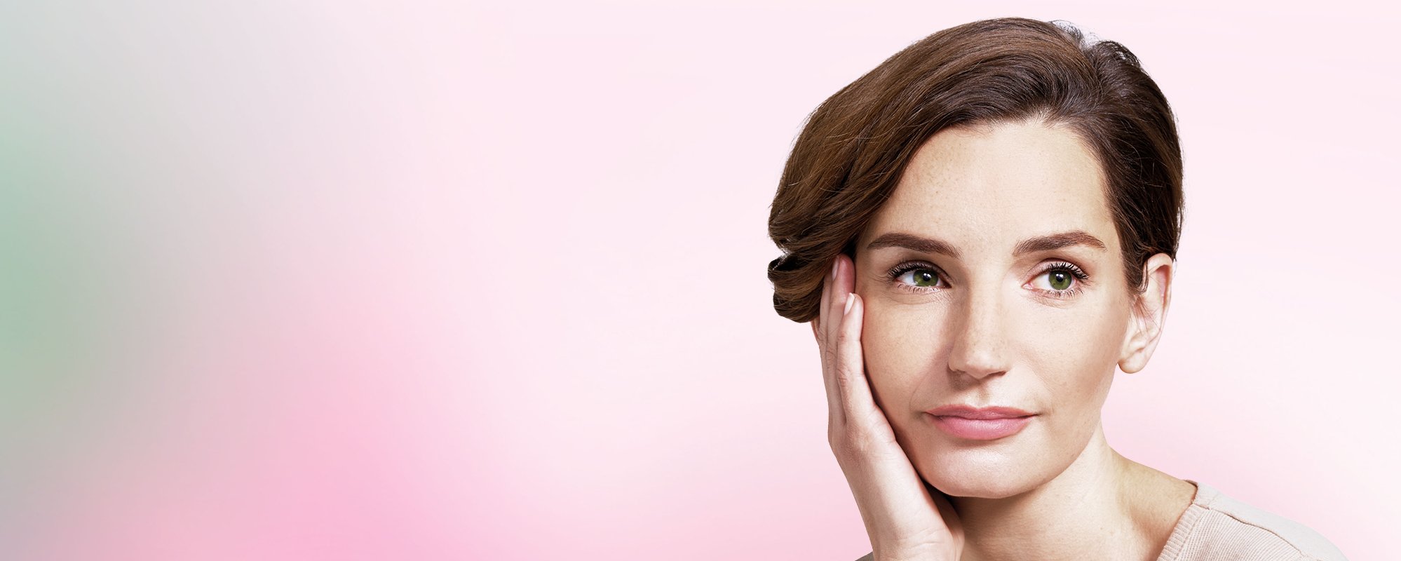 Vrouw met bruin, kort haar voor een groen-roze achtergrond