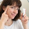 Foto van een vrouw die het product aanbrengt.